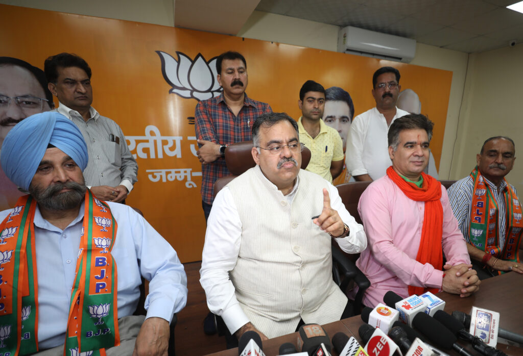 6128c16fab355-6128c16fab356Prominent-persons-will-join-BJP-in-presence-of-BJP-National-General-Secretary-tarun-Chugh-at-BJP-headquarter-in-Jammu-3.JPG