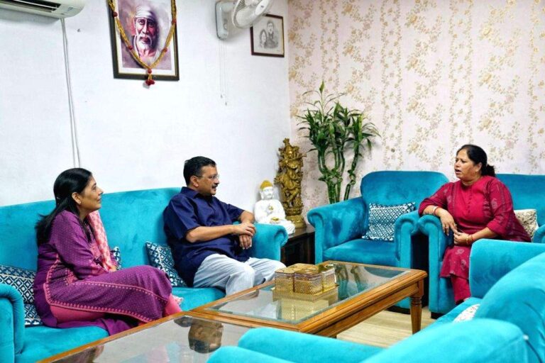 delhi-cm-arvind-kejriwal-meets-the-family-members-1663247
